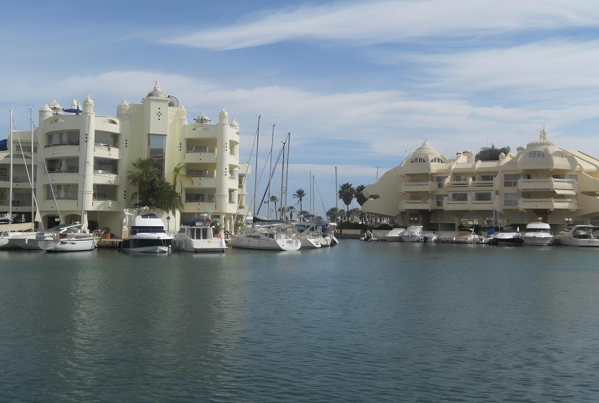 Next To Puerto Marina And The Beach 贝纳尔马德纳 外观 照片