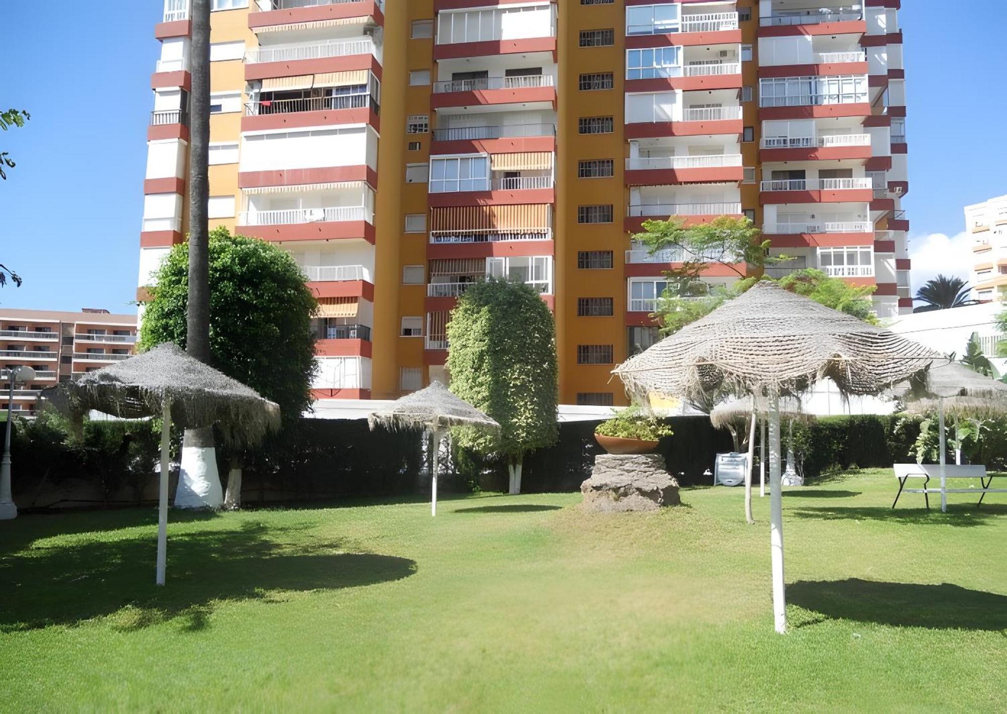 Next To Puerto Marina And The Beach 贝纳尔马德纳 外观 照片