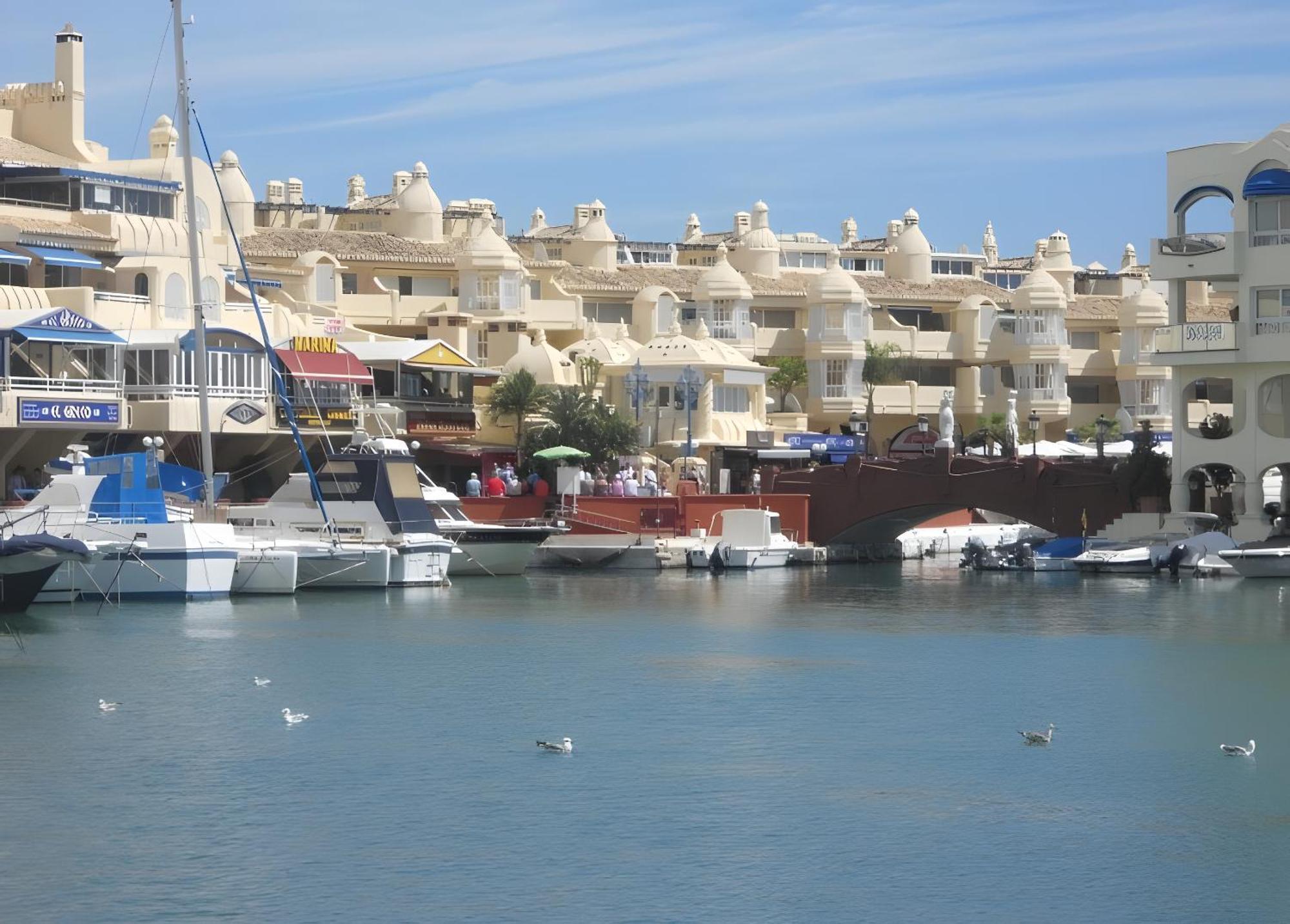 Next To Puerto Marina And The Beach 贝纳尔马德纳 外观 照片