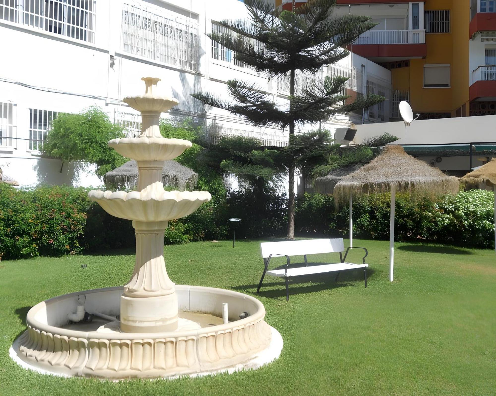 Next To Puerto Marina And The Beach 贝纳尔马德纳 外观 照片